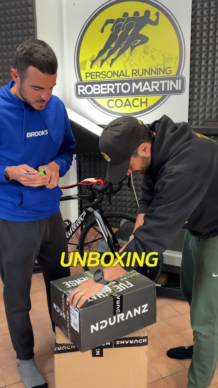 4Endurance ad. Angle: Wild unboxing by a running coach: gels, salty bars, carbs, nitrates