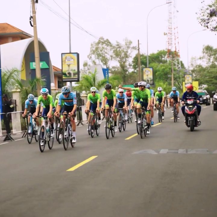 4Endurance ad. Angle: Guess which gel the peloton used at the biggest race in the world