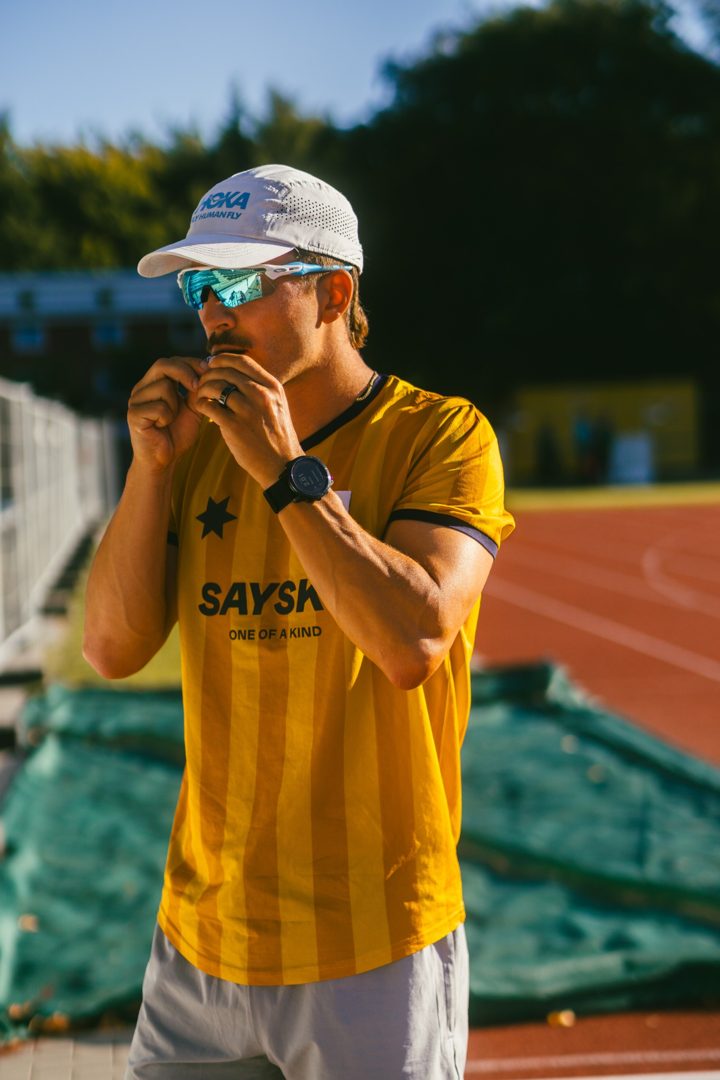 4Endurance ad. Angle: Track athlete: when intensity rises, the caffeine gel keeps body and head going