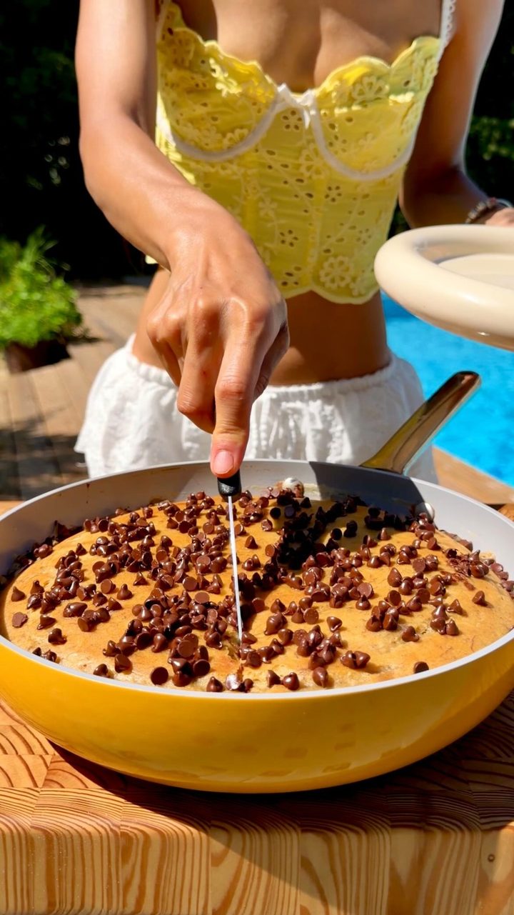 Truvani ad. Angle: One-pan banana protein cake