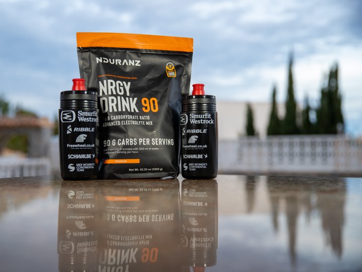 4Endurance ad. Angle: 1 bottle, 90 g CHO: no juggling gels, bars and sweet drinks